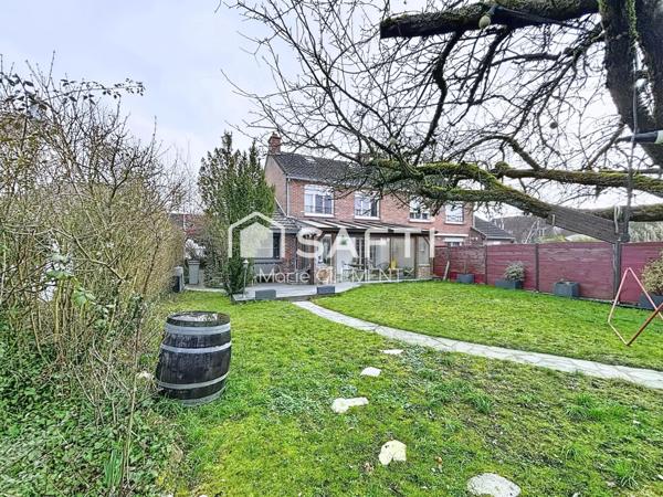 Charmante maison mitoyenne d'un coté avec 4 chambres, garage, terrain de 409 m2