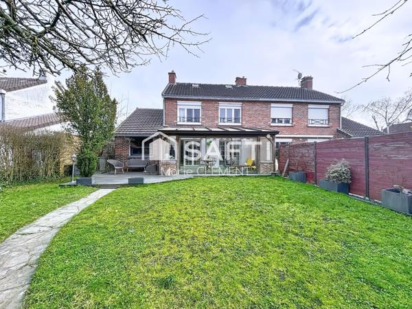 Charmante maison mitoyenne d'un coté avec 4 chambres, garage, terrain de 409 m2