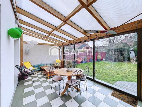 Charmante maison mitoyenne d'un coté avec 4 chambres, garage, terrain de 409 m2
