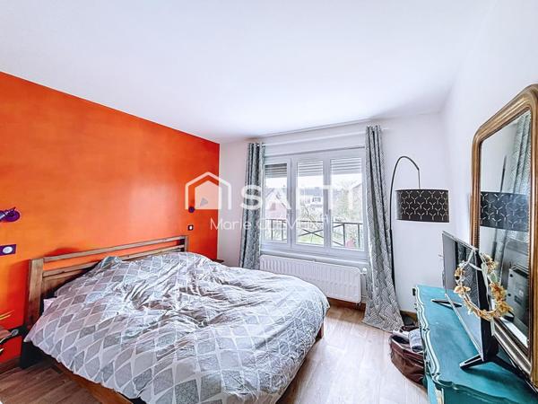 Charmante maison mitoyenne d'un coté avec 4 chambres, garage, terrain de 409 m2