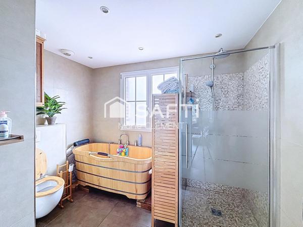 Charmante maison mitoyenne d'un coté avec 4 chambres, garage, terrain de 409 m2