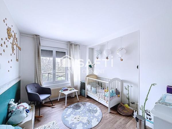 Charmante maison mitoyenne d'un coté avec 4 chambres, garage, terrain de 409 m2