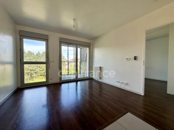 À vendre – Appartement 2 pièces dernier étage avec balcon, parking et prestations impeccables – Cergy