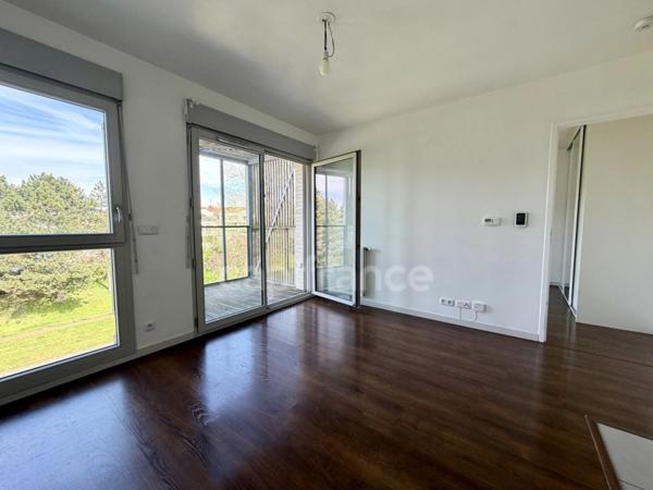 À vendre – Appartement 2 pièces dernier étage avec balcon, parking et prestations impeccables – Cergy