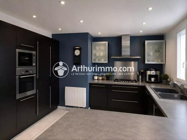 Location                                                      Maison
                        
                     7 pièces                      184 m2                     à Saint-Germain-Lès-Corbeil