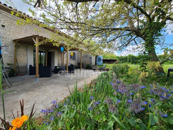 Maison charentaise LA BROUSSE proche Matha (17)