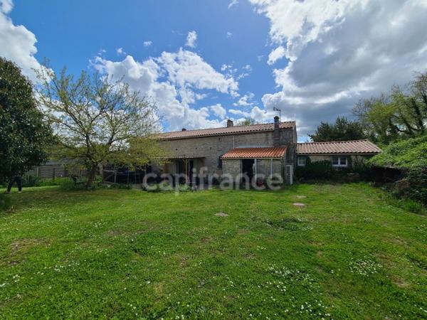 Maison charentaise LA BROUSSE proche Matha (17)