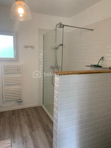 🏡 CHARME, VOLUMES & POTENTIEL LOCATIF – UNE PROPRIÉTÉ QUI NE LAISSE PAS INDIFFÉRENT

À 10 minutes de Damazan, laissez-vous séduire par cette magnifique longère en pierres entièrement rénovée, où le charme de l’ancien rencontre de beaux volumes et un confort contemporain.

Derrière ses murs en pierre se dévoile une propriété pleine de caractère, implantée sur une parcelle d’environ 1 600 m², au calme et sans aucun vis-à-vis.

Dès les premiers pas dans la maison, le coup de cœur est au rendez-vous.

Le rez-de-chaussée s’articule autour d’une exceptionnelle pièce de vie d’environ 80 m², réunissant salon, séjour et cuisine ouverte entièrement équipée avec de splendides carreaux de ciment . Un espace généreux et convivial, largement tourné vers l’extérieur grâce à son ouverture sur la terrasse et la piscine.

Une pièce supplémentaire, actuellement destinée à être utilisée comme bureau, pourra facilement devenir une chambre de plain-pied, selon vos besoins, ainsi qu’une buanderie.

À l’étage, la partie nuit offre quatre chambres et deux salles d’eau, dont l’une avec douche et baignoire.

🌿 UN EXTÉRIEUR PENSÉ POUR PROFITER

La propriété prend toute sa dimension aux beaux jours avec sa magnifique piscine au sel de 12 x 5 m, véritable invitation à la détente et aux moments partagés.

Et parce que cette propriété ne se résume pas à sa maison principale, elle offre également un véritable potentiel d’accueil et de revenus avec deux appartements attenants et indépendants, pouvant parfaitement convenir à une activité de gîtes, à l’accueil de famille ou à un projet locatif.

L’un d’eux est d’ailleurs actuellement loué et génère 495 € de revenus mensuels.

🏠 DES DÉPENDANCES AUX MULTIPLES POSSIBILITÉS

Autre atout rare : un immense séchoir d’environ 200 m², complété par un espace garage d’environ 70 m².

Atelier, stockage, activité professionnelle, projet de transformation… ces volumes offrent de nombreuses possibilités à imaginer et à exploiter, sous réserve des autorisations nécessaires.

Côté confort, la maison bénéficie d’une chaudière à granulés Pechavy ainsi que de la fibre optique.

Une propriété rare par ses volumes, son environnement, ses dépendances et son potentiel locatif.

Que vous recherchiez une grande maison familiale, une propriété avec possibilité de revenus complémentaires ou un lieu permettant de développer un projet touristique, cette longère mérite véritablement une découverte.