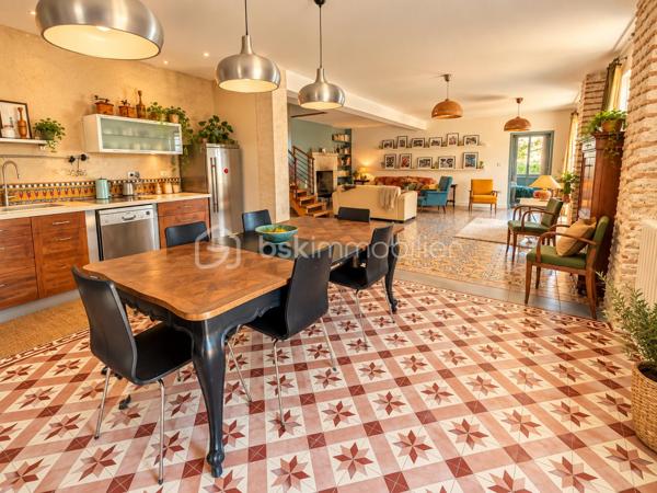 🏡 CHARME, VOLUMES & POTENTIEL LOCATIF – UNE PROPRIÉTÉ QUI NE LAISSE PAS INDIFFÉRENT

À 10 minutes de Damazan, laissez-vous séduire par cette magnifique longère en pierres entièrement rénovée, où le charme de l’ancien rencontre de beaux volumes et un confort contemporain.

Derrière ses murs en pierre se dévoile une propriété pleine de caractère, implantée sur une parcelle d’environ 1 600 m², au calme et sans aucun vis-à-vis.

Dès les premiers pas dans la maison, le coup de cœur est au rendez-vous.

Le rez-de-chaussée s’articule autour d’une exceptionnelle pièce de vie d’environ 80 m², réunissant salon, séjour et cuisine ouverte entièrement équipée avec de splendides carreaux de ciment . Un espace généreux et convivial, largement tourné vers l’extérieur grâce à son ouverture sur la terrasse et la piscine.

Une pièce supplémentaire, actuellement destinée à être utilisée comme bureau, pourra facilement devenir une chambre de plain-pied, selon vos besoins, ainsi qu’une buanderie.

À l’étage, la partie nuit offre quatre chambres et deux salles d’eau, dont l’une avec douche et baignoire.

🌿 UN EXTÉRIEUR PENSÉ POUR PROFITER

La propriété prend toute sa dimension aux beaux jours avec sa magnifique piscine au sel de 12 x 5 m, véritable invitation à la détente et aux moments partagés.

Et parce que cette propriété ne se résume pas à sa maison principale, elle offre également un véritable potentiel d’accueil et de revenus avec deux appartements attenants et indépendants, pouvant parfaitement convenir à une activité de gîtes, à l’accueil de famille ou à un projet locatif.

L’un d’eux est d’ailleurs actuellement loué et génère 495 € de revenus mensuels.

🏠 DES DÉPENDANCES AUX MULTIPLES POSSIBILITÉS

Autre atout rare : un immense séchoir d’environ 200 m², complété par un espace garage d’environ 70 m².

Atelier, stockage, activité professionnelle, projet de transformation… ces volumes offrent de nombreuses possibilités à imaginer et à exploiter, sous réserve des autorisations nécessaires.

Côté confort, la maison bénéficie d’une chaudière à granulés Pechavy ainsi que de la fibre optique.

Une propriété rare par ses volumes, son environnement, ses dépendances et son potentiel locatif.

Que vous recherchiez une grande maison familiale, une propriété avec possibilité de revenus complémentaires ou un lieu permettant de développer un projet touristique, cette longère mérite véritablement une découverte.