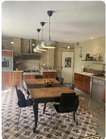 🏡 CHARME, VOLUMES & POTENTIEL LOCATIF – UNE PROPRIÉTÉ QUI NE LAISSE PAS INDIFFÉRENT

À 10 minutes de Damazan, laissez-vous séduire par cette magnifique longère en pierres entièrement rénovée, où le charme de l’ancien rencontre de beaux volumes et un confort contemporain.

Derrière ses murs en pierre se dévoile une propriété pleine de caractère, implantée sur une parcelle d’environ 1 600 m², au calme et sans aucun vis-à-vis.

Dès les premiers pas dans la maison, le coup de cœur est au rendez-vous.

Le rez-de-chaussée s’articule autour d’une exceptionnelle pièce de vie d’environ 80 m², réunissant salon, séjour et cuisine ouverte entièrement équipée avec de splendides carreaux de ciment . Un espace généreux et convivial, largement tourné vers l’extérieur grâce à son ouverture sur la terrasse et la piscine.

Une pièce supplémentaire, actuellement destinée à être utilisée comme bureau, pourra facilement devenir une chambre de plain-pied, selon vos besoins, ainsi qu’une buanderie.

À l’étage, la partie nuit offre quatre chambres et deux salles d’eau, dont l’une avec douche et baignoire.

🌿 UN EXTÉRIEUR PENSÉ POUR PROFITER

La propriété prend toute sa dimension aux beaux jours avec sa magnifique piscine au sel de 12 x 5 m, véritable invitation à la détente et aux moments partagés.

Et parce que cette propriété ne se résume pas à sa maison principale, elle offre également un véritable potentiel d’accueil et de revenus avec deux appartements attenants et indépendants, pouvant parfaitement convenir à une activité de gîtes, à l’accueil de famille ou à un projet locatif.

L’un d’eux est d’ailleurs actuellement loué et génère 495 € de revenus mensuels.

🏠 DES DÉPENDANCES AUX MULTIPLES POSSIBILITÉS

Autre atout rare : un immense séchoir d’environ 200 m², complété par un espace garage d’environ 70 m².

Atelier, stockage, activité professionnelle, projet de transformation… ces volumes offrent de nombreuses possibilités à imaginer et à exploiter, sous réserve des autorisations nécessaires.

Côté confort, la maison bénéficie d’une chaudière à granulés Pechavy ainsi que de la fibre optique.

Une propriété rare par ses volumes, son environnement, ses dépendances et son potentiel locatif.

Que vous recherchiez une grande maison familiale, une propriété avec possibilité de revenus complémentaires ou un lieu permettant de développer un projet touristique, cette longère mérite véritablement une découverte.