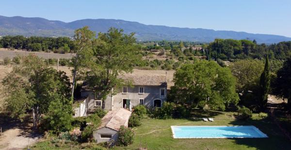 Ansouis (84240) Charme et authenticité pour ce mas provençal avec dépendances sur 54.000m² de terres agricoles