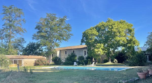 Ansouis (84240) Charme et authenticité pour ce mas provençal avec dépendances sur 54.000m² de terres agricoles