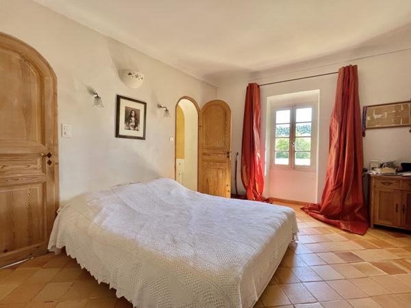 Ansouis (84240) Charme et authenticité pour ce mas provençal avec dépendances sur 54.000m² de terres agricoles