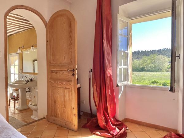 Ansouis (84240) Charme et authenticité pour ce mas provençal avec dépendances sur 54.000m² de terres agricoles