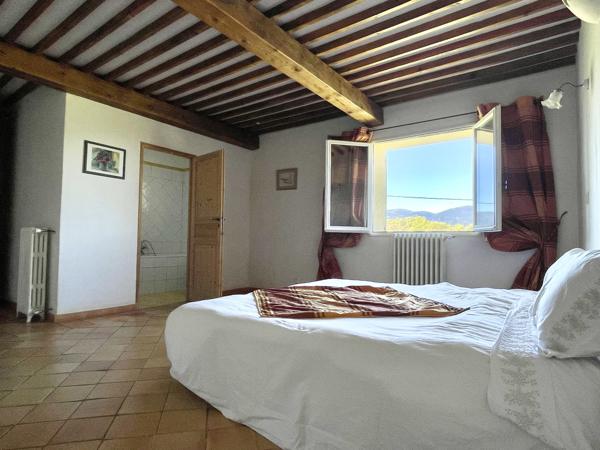 Ansouis (84240) Charme et authenticité pour ce mas provençal avec dépendances sur 54.000m² de terres agricoles