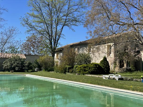 Ansouis (84240) Charme et authenticité pour ce mas provençal avec dépendances sur 54.000m² de terres agricoles