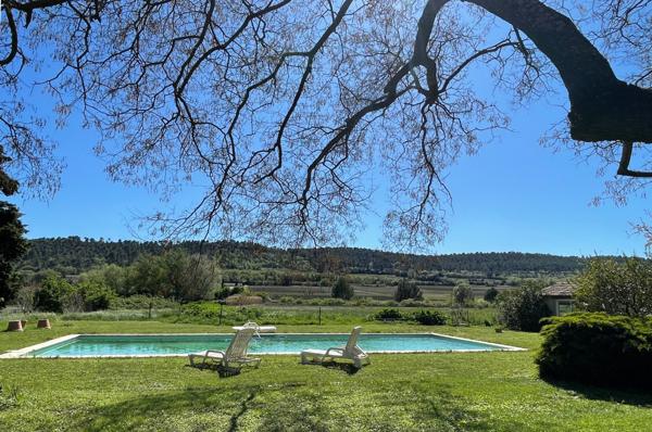 Ansouis (84240) Charme et authenticité pour ce mas provençal avec dépendances sur 54.000m² de terres agricoles