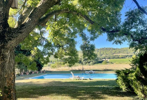 Ansouis (84240) Charme et authenticité pour ce mas provençal avec dépendances sur 54.000m² de terres agricoles