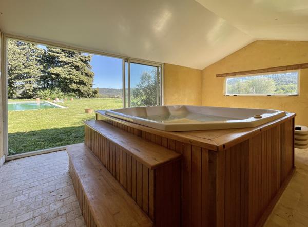 Ansouis (84240) Charme et authenticité pour ce mas provençal avec dépendances sur 54.000m² de terres agricoles