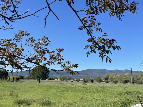 Ansouis (84240) Charme et authenticité pour ce mas provençal avec dépendances sur 54.000m² de terres agricoles