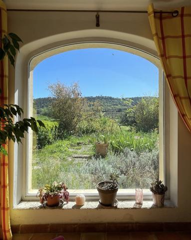 Ansouis (84240) Charme et authenticité pour ce mas provençal avec dépendances sur 54.000m² de terres agricoles