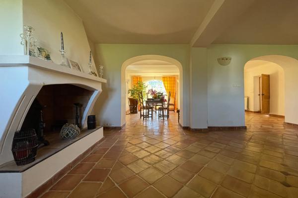 Ansouis (84240) Charme et authenticité pour ce mas provençal avec dépendances sur 54.000m² de terres agricoles