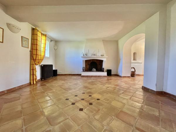 Ansouis (84240) Charme et authenticité pour ce mas provençal avec dépendances sur 54.000m² de terres agricoles