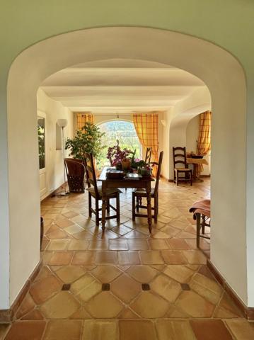 Ansouis (84240) Charme et authenticité pour ce mas provençal avec dépendances sur 54.000m² de terres agricoles