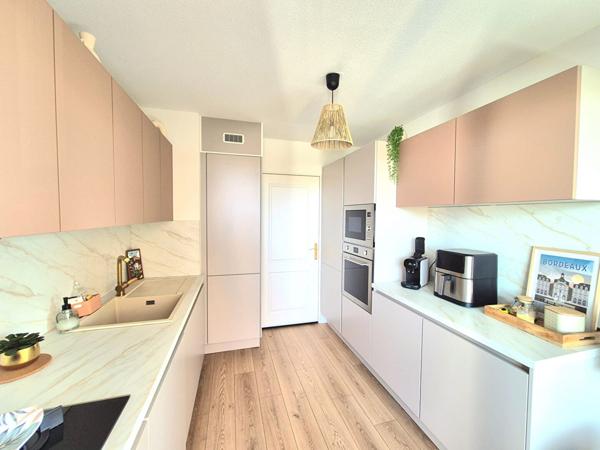 BRUGES- Grand deux pièces - 65.m2 - 1 chambre - Etat impeccable - Terrasse - Parking