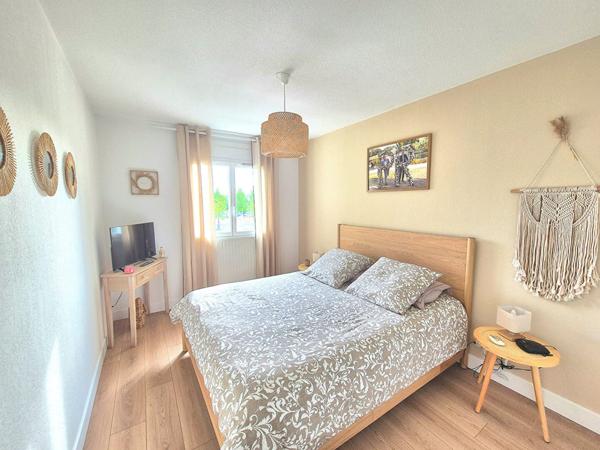 BRUGES- Grand deux pièces - 65.m2 - 1 chambre - Etat impeccable - Terrasse - Parking