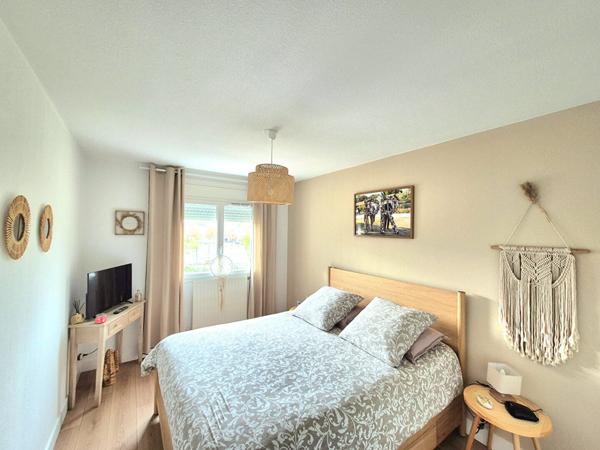 BRUGES- Grand deux pièces - 65.m2 - 1 chambre - Etat impeccable - Terrasse - Parking