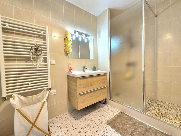 BRUGES- Grand deux pièces - 65.m2 - 1 chambre - Etat impeccable - Terrasse - Parking