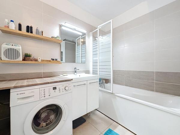 SAINT JEAN DE VEDAS (34) - Appartement T2 - 52,20 m2 - Rez de jardin avec terrasse couverte et jardinet - Climatisé - Parking