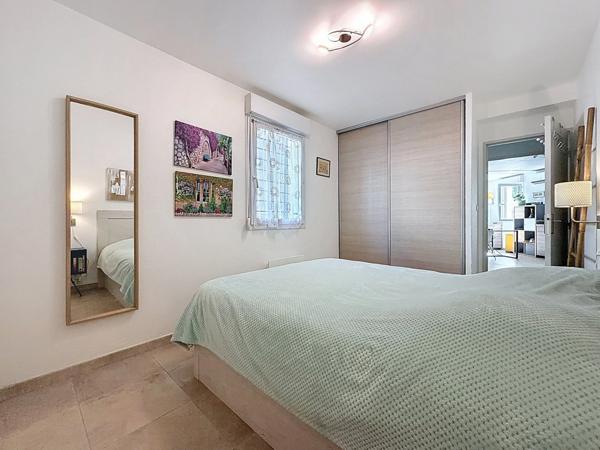 SAINT JEAN DE VEDAS (34) - Appartement T2 - 52,20 m2 - Rez de jardin avec terrasse couverte et jardinet - Climatisé - Parking