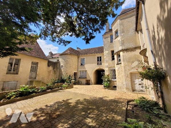 Propriété du XVIe siècle avec dépendances