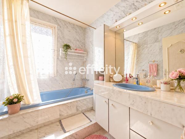 Appartement
         4 pièces
        - 71 m² 352 000 € *