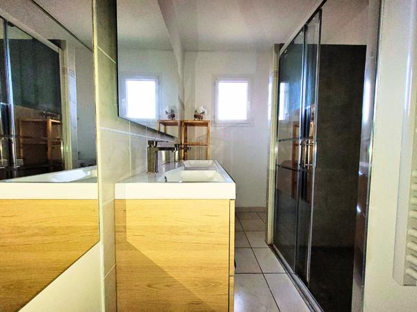 Charmante maison familiale avec piscine et vue dégagée