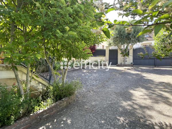 Maison
         7 pièces
        - 140 m² 559 000 € *