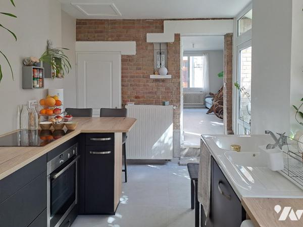 Maison de ville semi-mitoyenne construite vers 1949, offrant une surface habitable de 75 m² avec un