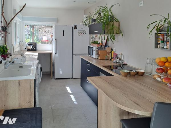 Maison de ville semi-mitoyenne construite vers 1949, offrant une surface habitable de 75 m² avec un