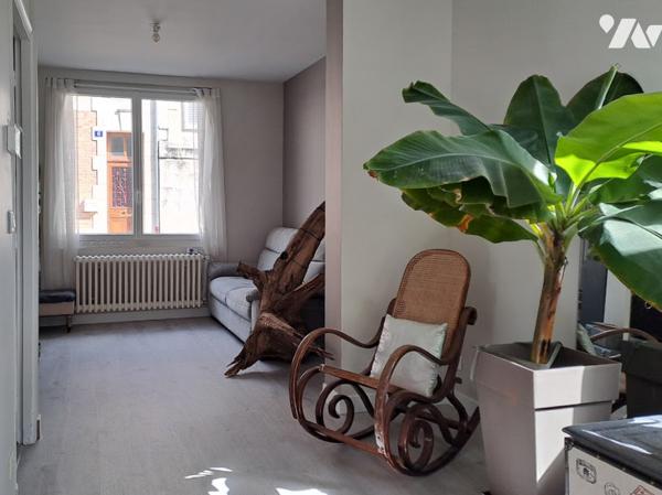 Maison de ville semi-mitoyenne construite vers 1949, offrant une surface habitable de 75 m² avec un