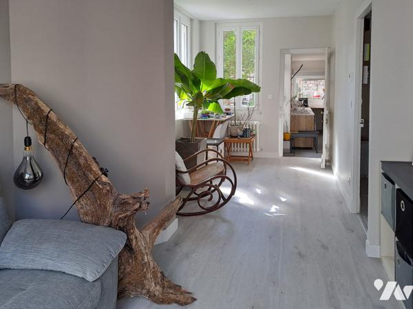 Maison de ville semi-mitoyenne construite vers 1949, offrant une surface habitable de 75 m² avec un