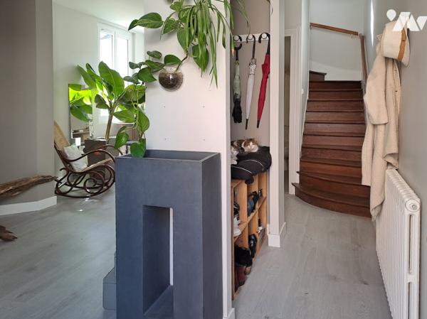 Maison de ville semi-mitoyenne construite vers 1949, offrant une surface habitable de 75 m² avec un
