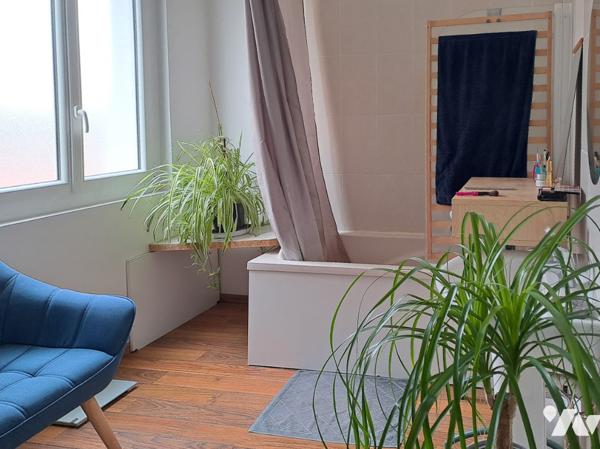 Maison de ville semi-mitoyenne construite vers 1949, offrant une surface habitable de 75 m² avec un