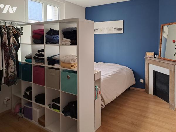 Maison de ville semi-mitoyenne construite vers 1949, offrant une surface habitable de 75 m² avec un