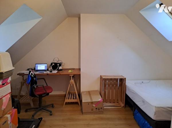 Maison de ville semi-mitoyenne construite vers 1949, offrant une surface habitable de 75 m² avec un