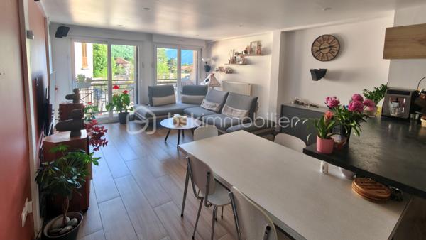 🏡 À découvrir à La Buisse – Appartement entièrement rénové de 85,5 m²

Dans une copropriété de 8 Logements et situé sur la très recherchée commune de LA BUISSE, 
cet appartement entièrement rénové de 85,5 m² saura vous séduire par ses volumes généreux, et la qualité de ses prestations.
Dès l’entrée, vous découvrirez une belle pièce de vie conviviale composée d’un vaste séjour ouvert sur une cuisine récente, aménagée et équipée de marque Schmidt, 
idéale pour partager des moments en famille ou entre amis.

L’espace nuit se compose de trois chambres, d’une salle de bain avec douche à l'italienne, ainsi que de deux WC, offrant un confort appréciable au quotidien.
Une buanderie indépendante, et un balcon agrémente ce bien.

Côté équipements, aucun travaux n’est à prévoir :
✔ Double vitrage PVC sur l’ensemble des ouvertures
✔ Volets roulants électriques
✔ Moustiquaires installées sur toutes les fenêtres
✔ Chauffage et production d'eau chaude par chaudière individuelle au gaz (De Dietrich) 
✔ Porte d’entrée neuve
✔ Appartement entièrement rénové avec goût
✔  DPE Classé C 

Le plus, une place de stationnement réservée dans le parking privé de la résidence.

Un bien clé en main, alliant confort moderne et fonctionnalité, dans un environnement recherché.

📍 Rare sur la commune de La Buisse !