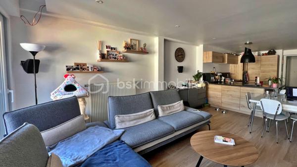 🏡 À découvrir à La Buisse – Appartement entièrement rénové de 85,5 m²

Dans une copropriété de 8 Logements et situé sur la très recherchée commune de LA BUISSE, 
cet appartement entièrement rénové de 85,5 m² saura vous séduire par ses volumes généreux, et la qualité de ses prestations.
Dès l’entrée, vous découvrirez une belle pièce de vie conviviale composée d’un vaste séjour ouvert sur une cuisine récente, aménagée et équipée de marque Schmidt, 
idéale pour partager des moments en famille ou entre amis.

L’espace nuit se compose de trois chambres, d’une salle de bain avec douche à l'italienne, ainsi que de deux WC, offrant un confort appréciable au quotidien.
Une buanderie indépendante, et un balcon agrémente ce bien.

Côté équipements, aucun travaux n’est à prévoir :
✔ Double vitrage PVC sur l’ensemble des ouvertures
✔ Volets roulants électriques
✔ Moustiquaires installées sur toutes les fenêtres
✔ Chauffage et production d'eau chaude par chaudière individuelle au gaz (De Dietrich) 
✔ Porte d’entrée neuve
✔ Appartement entièrement rénové avec goût
✔  DPE Classé C 

Le plus, une place de stationnement réservée dans le parking privé de la résidence.

Un bien clé en main, alliant confort moderne et fonctionnalité, dans un environnement recherché.

📍 Rare sur la commune de La Buisse !