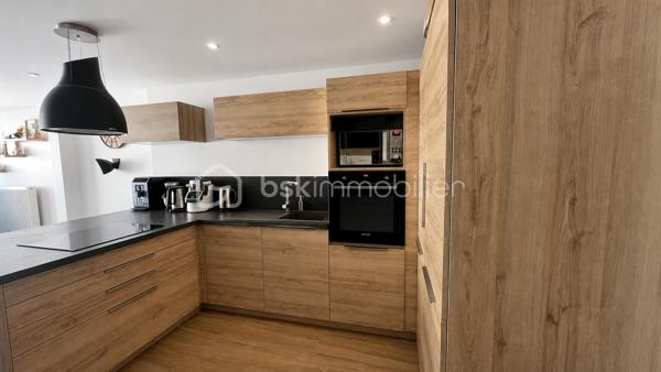 🏡 À découvrir à La Buisse – Appartement entièrement rénové de 85,5 m²

Dans une copropriété de 8 Logements et situé sur la très recherchée commune de LA BUISSE, 
cet appartement entièrement rénové de 85,5 m² saura vous séduire par ses volumes généreux, et la qualité de ses prestations.
Dès l’entrée, vous découvrirez une belle pièce de vie conviviale composée d’un vaste séjour ouvert sur une cuisine récente, aménagée et équipée de marque Schmidt, 
idéale pour partager des moments en famille ou entre amis.

L’espace nuit se compose de trois chambres, d’une salle de bain avec douche à l'italienne, ainsi que de deux WC, offrant un confort appréciable au quotidien.
Une buanderie indépendante, et un balcon agrémente ce bien.

Côté équipements, aucun travaux n’est à prévoir :
✔ Double vitrage PVC sur l’ensemble des ouvertures
✔ Volets roulants électriques
✔ Moustiquaires installées sur toutes les fenêtres
✔ Chauffage et production d'eau chaude par chaudière individuelle au gaz (De Dietrich) 
✔ Porte d’entrée neuve
✔ Appartement entièrement rénové avec goût
✔  DPE Classé C 

Le plus, une place de stationnement réservée dans le parking privé de la résidence.

Un bien clé en main, alliant confort moderne et fonctionnalité, dans un environnement recherché.

📍 Rare sur la commune de La Buisse !