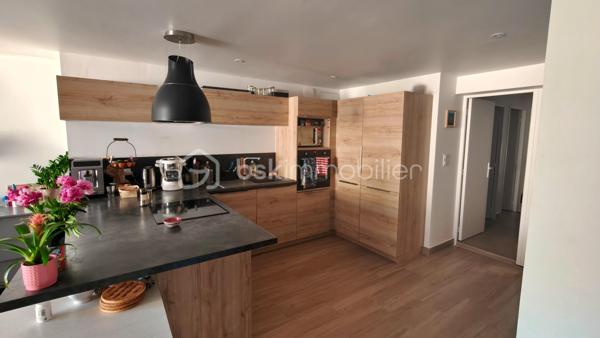🏡 À découvrir à La Buisse – Appartement entièrement rénové de 85,5 m²

Dans une copropriété de 8 Logements et situé sur la très recherchée commune de LA BUISSE, 
cet appartement entièrement rénové de 85,5 m² saura vous séduire par ses volumes généreux, et la qualité de ses prestations.
Dès l’entrée, vous découvrirez une belle pièce de vie conviviale composée d’un vaste séjour ouvert sur une cuisine récente, aménagée et équipée de marque Schmidt, 
idéale pour partager des moments en famille ou entre amis.

L’espace nuit se compose de trois chambres, d’une salle de bain avec douche à l'italienne, ainsi que de deux WC, offrant un confort appréciable au quotidien.
Une buanderie indépendante, et un balcon agrémente ce bien.

Côté équipements, aucun travaux n’est à prévoir :
✔ Double vitrage PVC sur l’ensemble des ouvertures
✔ Volets roulants électriques
✔ Moustiquaires installées sur toutes les fenêtres
✔ Chauffage et production d'eau chaude par chaudière individuelle au gaz (De Dietrich) 
✔ Porte d’entrée neuve
✔ Appartement entièrement rénové avec goût
✔  DPE Classé C 

Le plus, une place de stationnement réservée dans le parking privé de la résidence.

Un bien clé en main, alliant confort moderne et fonctionnalité, dans un environnement recherché.

📍 Rare sur la commune de La Buisse !